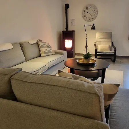 La Mesange アパート バストーニュ