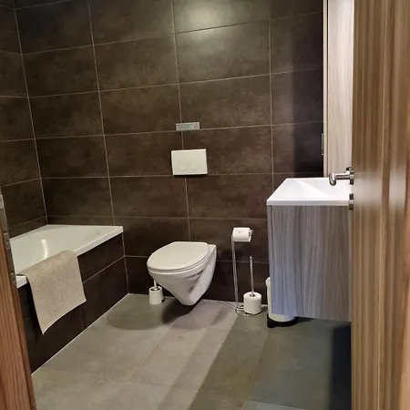 アパート La Mesange バストーニュ